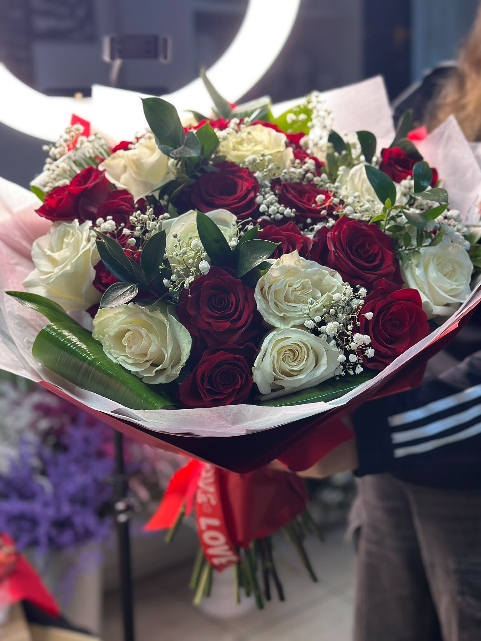 Buchet Regal Love din trandafiri roșii și albi