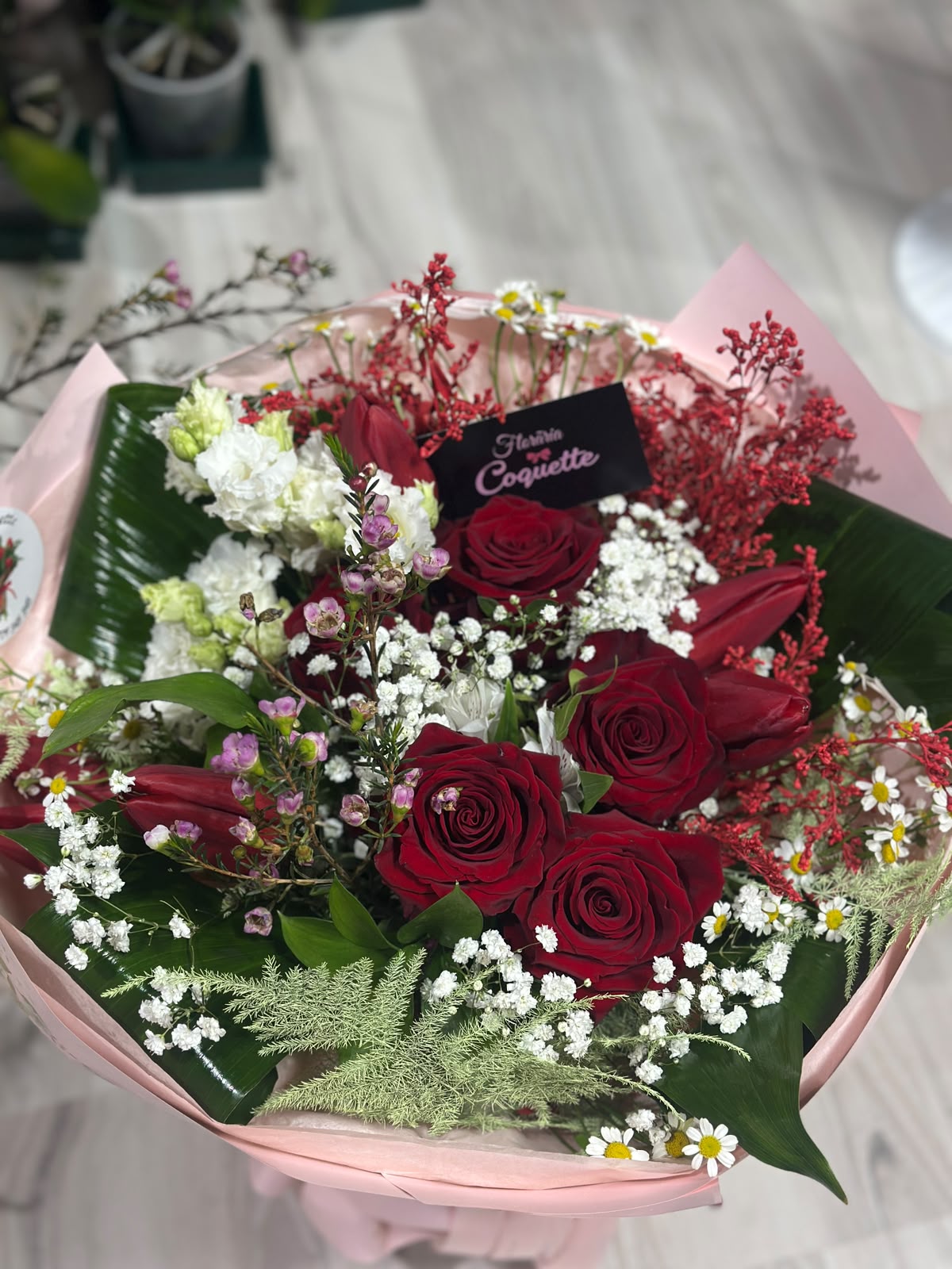 Buchet Signature Coquette cu trandafiri și crini