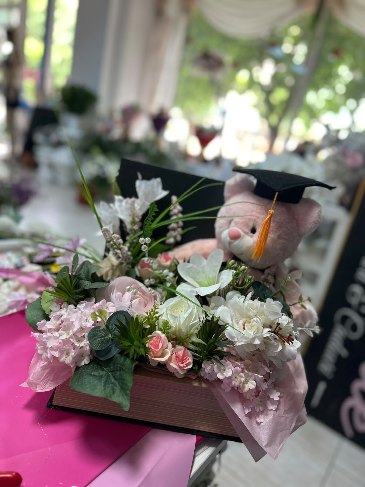 Aranjament floral carte absolvire cu ursuleț