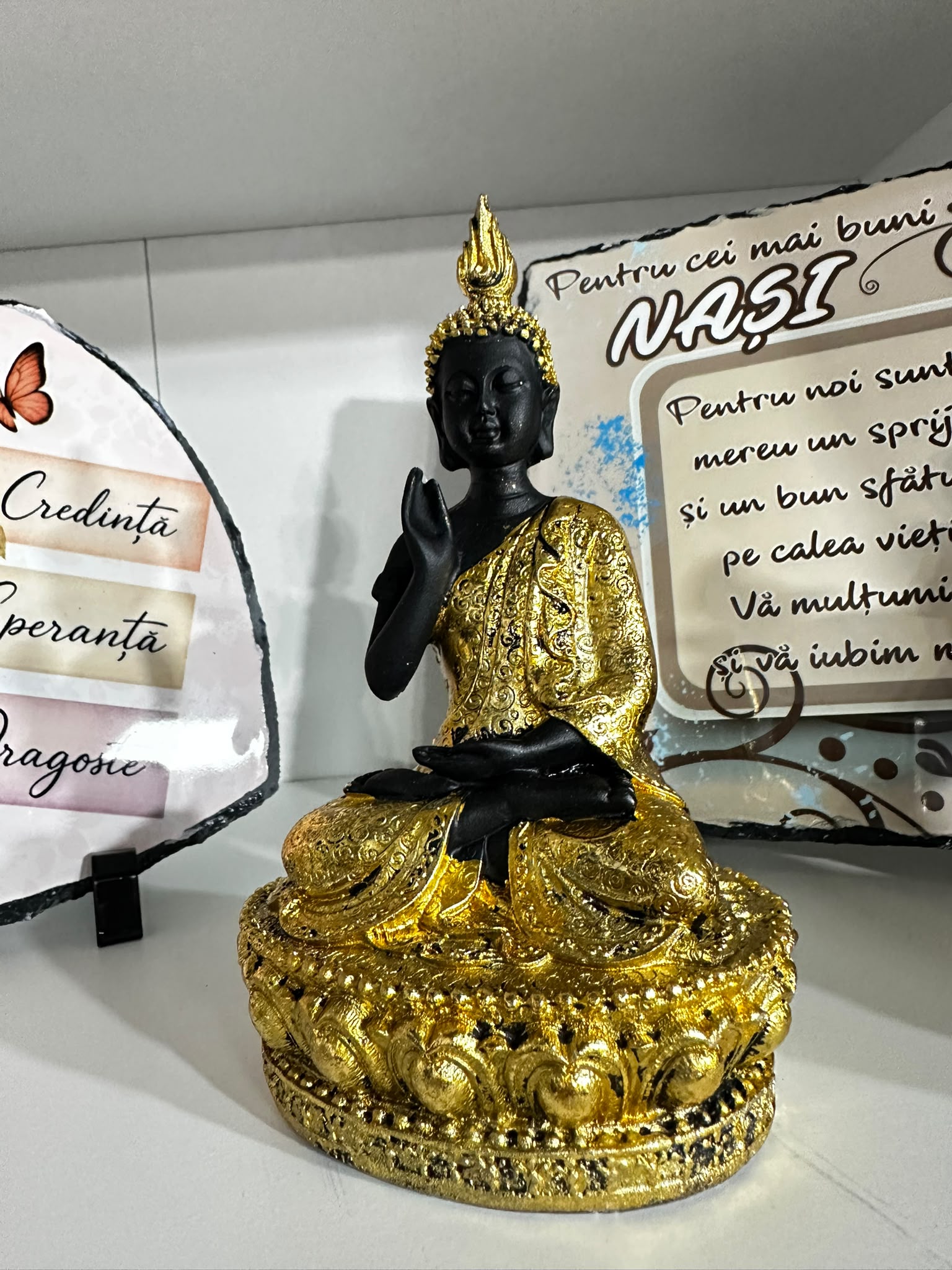 Statuetă Buddha aurie și plăci ardezie