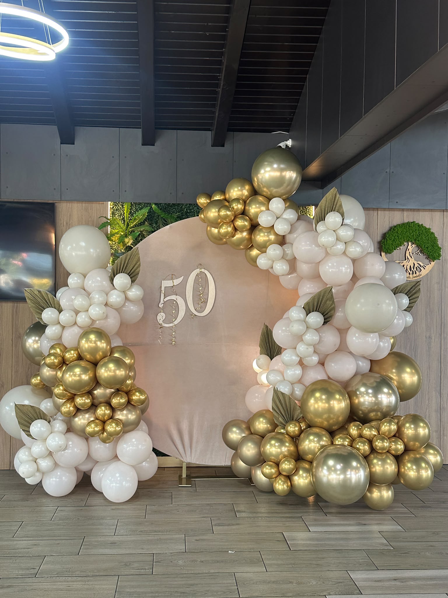 Decor aniversare 50 ani cu baloane aurii cromate