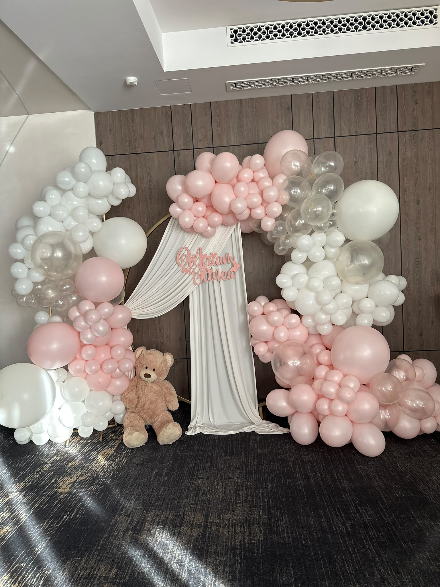 Arcadă de baloane roz pastel pentru botez