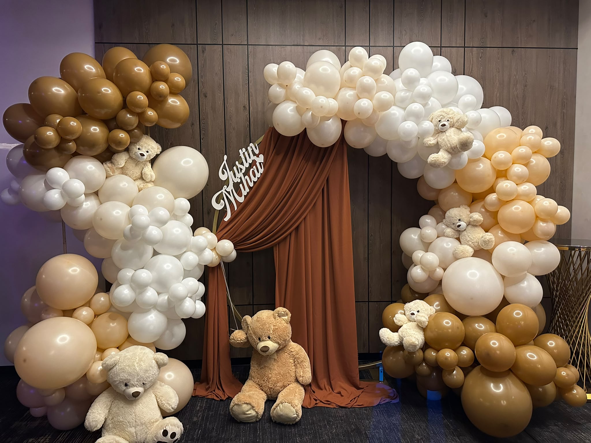 Decor botez cu ursuleți de pluș și baloane caramel