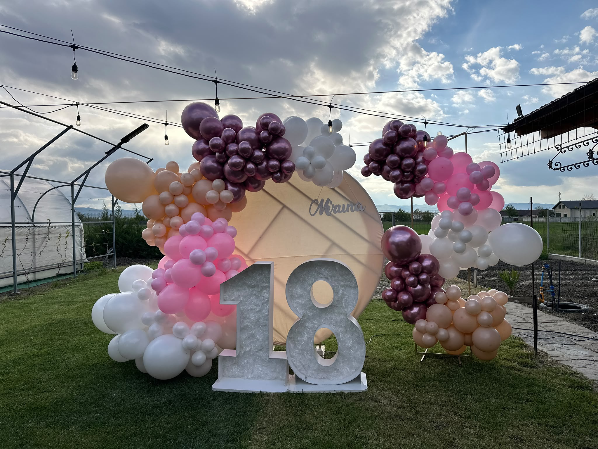 Decor aniversare 18 ani cu cifre luminoase și baloane
